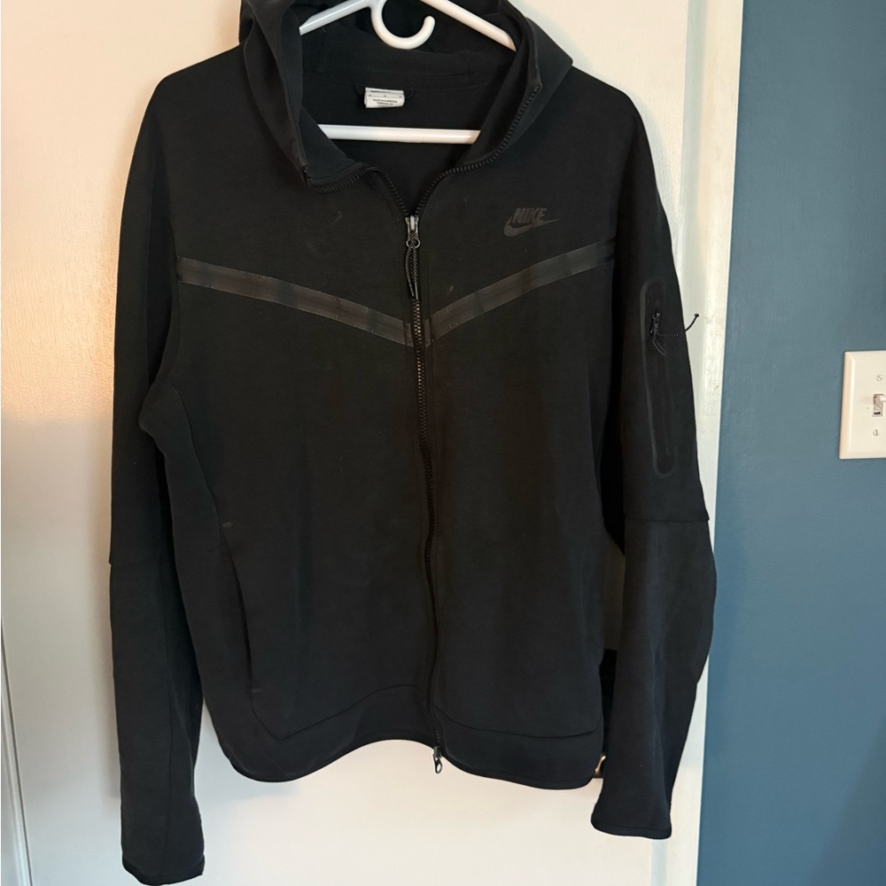 Nike Black Full-Zip Hooded Sweatshirt with Subtle Logo